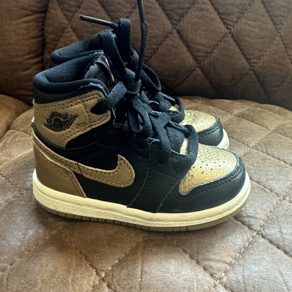 Nike toddler Black and Gold Sneakers